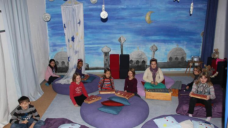 Die Orffgruppe unter dem Sternenhimmel und vor der orientalischen Kulisse.