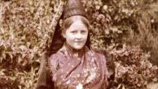 Agnes Schneider 1977. Diese Kleidung hatten ihre Mutter und ihre Großmutter bereits getragen. "Kleidung hatte damals noch einen Wert", sagt sie.