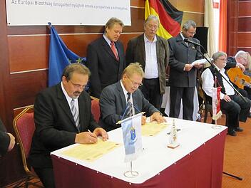 Die beiden Bürgermeister István Gyovai aus Kiskunhalas (links) und Wolfgang Beiergrößlein aus Kronach unterzeichneten die Partnerschaftsurkunden mit dem Wunsch: "Die Freundschaft der Bürger unserer beiden Städte soll im Zeichen der gegenseitigen Achtung zum Geist des vereinigten Europas beitragen und als feste Brücke unsere Länder verbinden."  Foto: Hubert Zapf