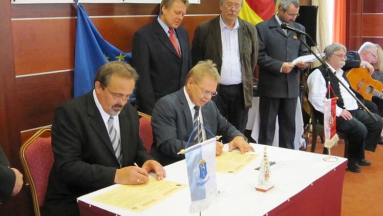 Die beiden Bürgermeister István Gyovai aus Kiskunhalas (links) und Wolfgang Beiergrößlein aus Kronach unterzeichneten die Partnerschaftsurkunden mit dem Wunsch: "Die Freundschaft der Bürger unserer beiden Städte soll im Zeichen der gegenseitigen Achtung zum Geist des vereinigten Europas beitragen und als feste Brücke unsere Länder verbinden."  Foto: Hubert Zapf