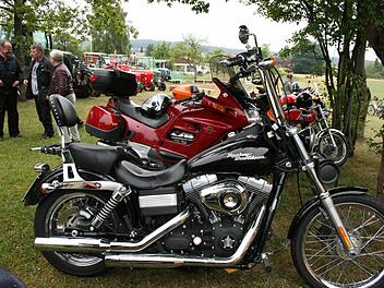 Auch viele Motorradfahrer kamen mit ihren Maschinen zum Gottesdienst. Foto: Gabriele Sell