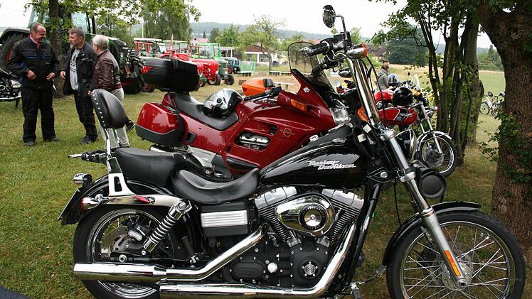 Auch viele Motorradfahrer kamen mit ihren Maschinen zum Gottesdienst. Foto: Gabriele Sell