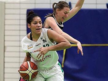 &Uuml;berzeugende Werte lieferte Miranda Cantrell (vorn) im Bamberger Trikot: 12 Punkte und 15 Rebounds gelangen ihr im Heimspiel gegen den TSV Wasserburg II. Foto: sportpress