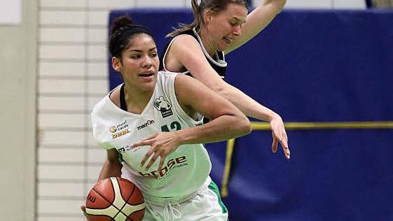 &Uuml;berzeugende Werte lieferte Miranda Cantrell (vorn) im Bamberger Trikot: 12 Punkte und 15 Rebounds gelangen ihr im Heimspiel gegen den TSV Wasserburg II. Foto: sportpress