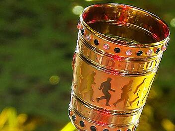 Das Objekt der Begierde: der DFB-Pokal.  Foto: Hannibal, dpa