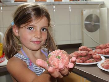 Das gemeinsame Kochen mit dem katholischen Frauenbund ist schon seit vielen Jahren ein toller Ferienspaß. Foto: Ulrike Müller/Archiv