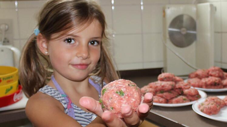 Das gemeinsame Kochen mit dem katholischen Frauenbund ist schon seit vielen Jahren ein toller Ferienspaß. Foto: Ulrike Müller/Archiv