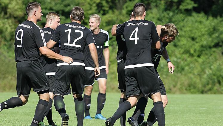 TSV Breiteng&uuml;&szlig;bach (-15): Mit dem erstmaligen Aufstieg in die Kreisliga feierte der TSV Breiteng&uuml;&szlig;bach nach Ende der Saison 2014/15 den bis dahin gr&ouml;&szlig;ten Erfolg in der &uuml;ber 90-j&auml;hrigen Vereinsgeschichte. Doch diese Bestmarke toppte die Mannschaft von Trainer Roman Herl nur ein Jahr sp&auml;ter: Als Tabellenzweiter machten die G&uuml;&szlig;bacher im Sommer 2016 &uuml;ber die Relegation den Durchmarsch in die Bezirksliga perfekt. Hier sorgten sie zu Saisonbeginn weiter f&uuml;r Furore. Drei Wochen lang f&uuml;hrte der Neuli...