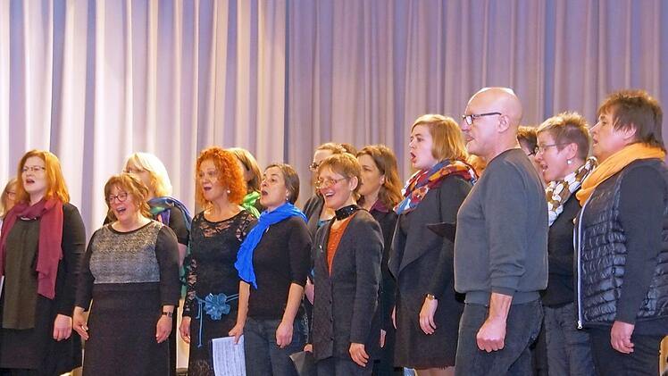 Die knapp zwei Dutzend Sänger waren durch den Stimmbildungskurs auf den Punkt vorbereitet und präsentierten dem Publikum ein buntes Repertoire. Foto: Mario Deller