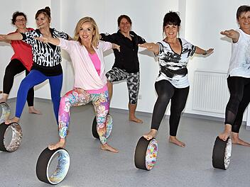 Die Hata-Yoga-Gruppe des SSV Gädheim hat in der alten Schule in Gädheim ein neues Zuhause gefunden. Unser Bild zeigt (von links) Bettina Mäuser, Marina Metz, die Leiterin Micaela Heilboth, Ingrid Wittsack, Marion Kamm und Brigitte Schunk.  Fotos: Ulrike Langer