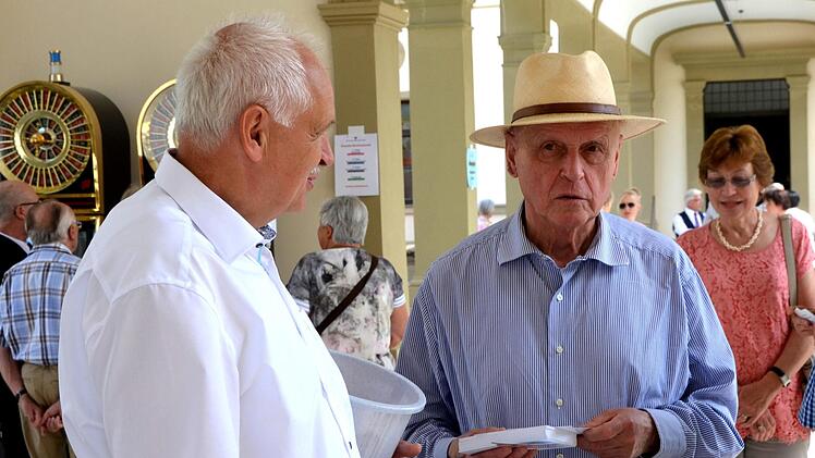 MdL a.D. Robert Kiesel und Manfred Acht, ehemaliger Vorsitzender des Haushaltsausschusses im Bayerischen Landtag, verkauften gemeinsam Jetons beim Spielbankfest. Foto: Peter Rauch
