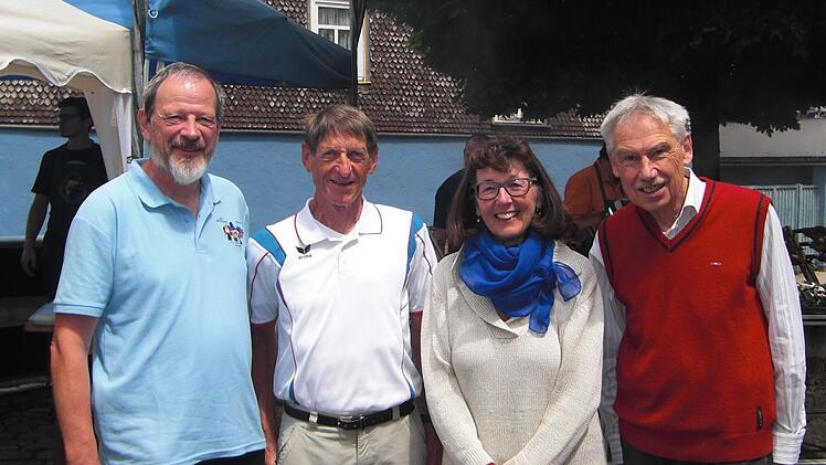 Pierre Raitiere (Zweiter von links) fuhr 1360 Kilometer von Teillé bei Ancenis nach Gersfeld - ohne Elektroantrieb. Foto: Rita Schumm