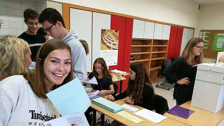 Ganz nach dem Motto: Gut gelaunt w&auml;hlt sich's besser. Emi Zietz  im Wahllokal des Caspar-Vischer-Gymnasiums. Foto: Thomas Pittroff