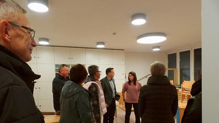 Sabine Steffanides (2. v. r.) zeigte die neuen Kita-R&auml;ume.     Foto: Britta Schnake