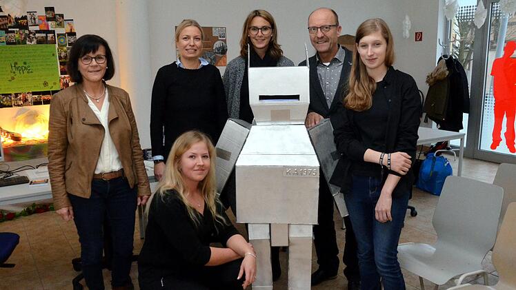 Im Rahmen einer vorweihnachtlichen Zusammenkunft präsentierte sich das Deutsche Erwachsenenbildungswerk (DEB) im Füllbacher Hof, seiner Außenstelle in Bad Kissingen (von links):  Diplom- Sozialpädagogin Christine Scheckenbach, Christin Pfenningsdorf und Melanie Geheb-Müller (beide von der Arbeitsagentur) sowie der Ausbildungsberater der Handwerkskammer von Unterfranken, Roland Maul. Knieend Christina Pfeiffer und (ganz rechts), Julia Grom, die beiden Moderatorinnen des Abends. Foto: Peter Rauch