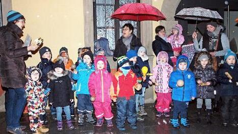 Die Buben und Mädchen der Kindertagesstätte Löwenzahn in Schney gestalteten die Feier zur 4. Adventsfensteröffnung vor dem Rathaus.