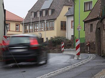 Nadelöhr Rathauskurve mit Leitplanke. Diese Engstelle wird es nach der Sanierung der Ortsdurchfahrt nicht mehr geben. Gerd Schaar