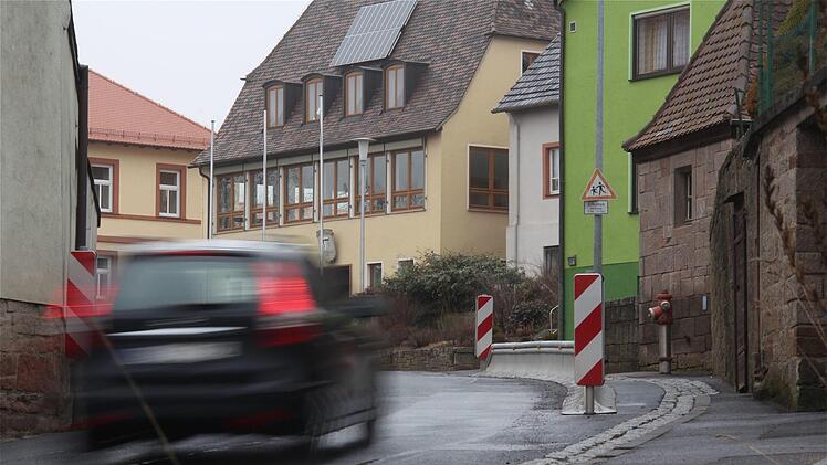 Nadelöhr Rathauskurve mit Leitplanke. Diese Engstelle wird es nach der Sanierung der Ortsdurchfahrt nicht mehr geben. Gerd Schaar