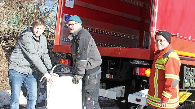 Freiwillige Helfer der Feuerwehr bringen gespendete M&ouml;bel in die ehemalige Pfarrwohnung, um dort der Familie Kie&szlig;linger ein vor&uuml;bergehendes Zuhause zu schaffen. Fotos: Veronika Schadeck