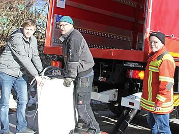 Freiwillige Helfer der Feuerwehr bringen gespendete Möbel in die ehemalige Pfarrwohnung, um dort der Familie Kießlinger ein vorübergehendes Zuhause zu schaffen. Fotos: Veronika Schadeck