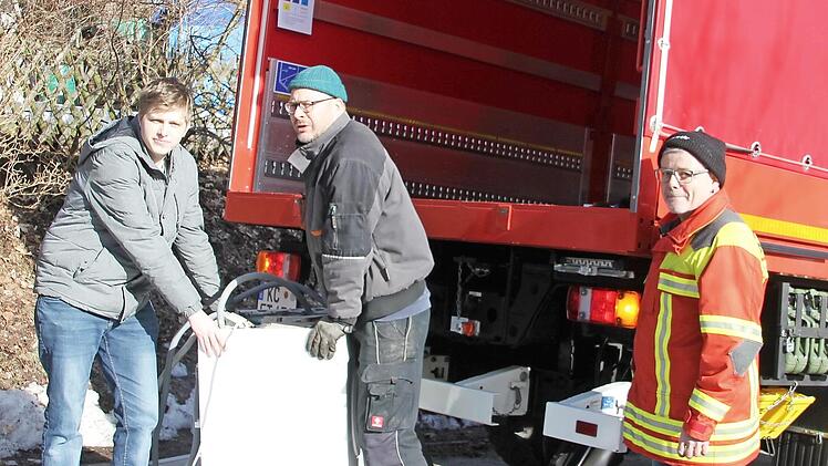 Freiwillige Helfer der Feuerwehr bringen gespendete Möbel in die ehemalige Pfarrwohnung, um dort der Familie Kießlinger ein vorübergehendes Zuhause zu schaffen. Fotos: Veronika Schadeck