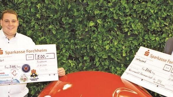 Christopher Fleith (l.) von Radio Bamberg und Ewald Maier, Vorstand der Sparkasse Forchheim, mit den Spendenschecks Foto: PR