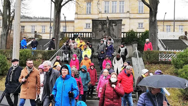 Etwa 80 Kissinger machten sich vom Bahnhof aus auf den Bürgerspaziergang durch das Gelände der geplanten Landesgartenschau. Foto: Sigismund von Dobschütz