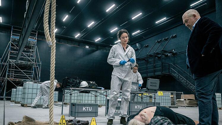 KTU-Leiterin Natalie F&ouml;rsten (Tinka F&uuml;rst) hat eine zweite Leiche untersucht. Kommissar Freddy Schenk (Dietmar B&auml;r) erh&auml;lt erste Informationen. Beim Toten handelt es sich um den Schuhmacher, Hobby-Komponisten und Rockfan Willi K&ouml;pke (Aljoscha Stadelmann).