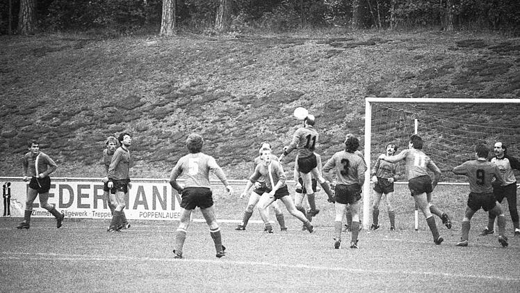 Turbulente Szene vor dem Fuschter Tor, wo F. Kubo (Nr. 11) per Kopf den Ball aus der Gefahrenzone bef&ouml;rdert. Lummel (im Hintergrund) sichert beim 2:1-Sieg in Reichenbach das Tor ab.