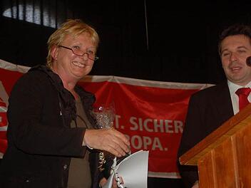 DGB-Kreisvorsitzender Carsten Höllein (rechts) bedankt sich bei Renate Birkel (links) Foto: Gabi Arnold