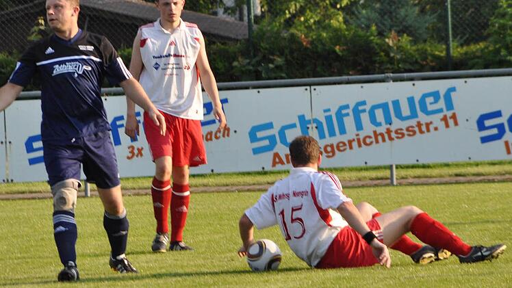 Nach einem Foul an Dominic Lang wird das Spiel unterbrochen.