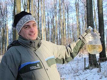Experte: Joachim Dahmer vom Amt für Ernährung, Landwirtschaft und Forsten Bad Neustadt liest den Stand des Sickerwassers ab. Foto: Ulrike Müller