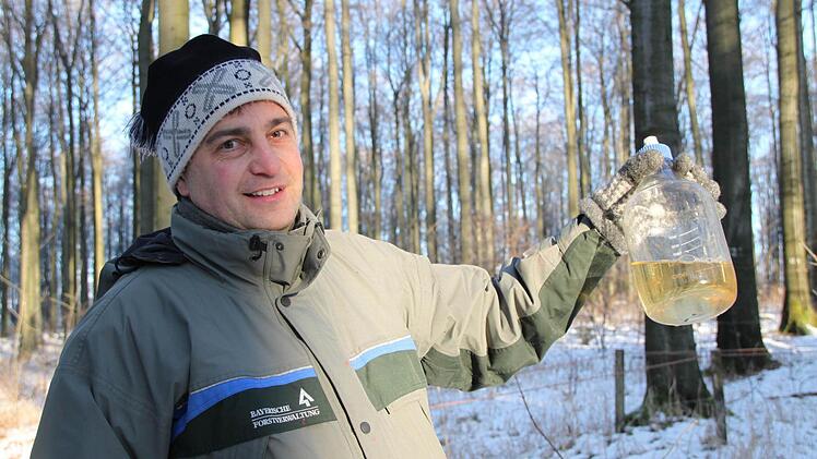 Experte: Joachim Dahmer vom Amt für Ernährung, Landwirtschaft und Forsten Bad Neustadt liest den Stand des Sickerwassers ab. Foto: Ulrike Müller