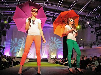 Schrilles, Buntes und Elegantes auf dem Catwalk. Foto: Merzbach