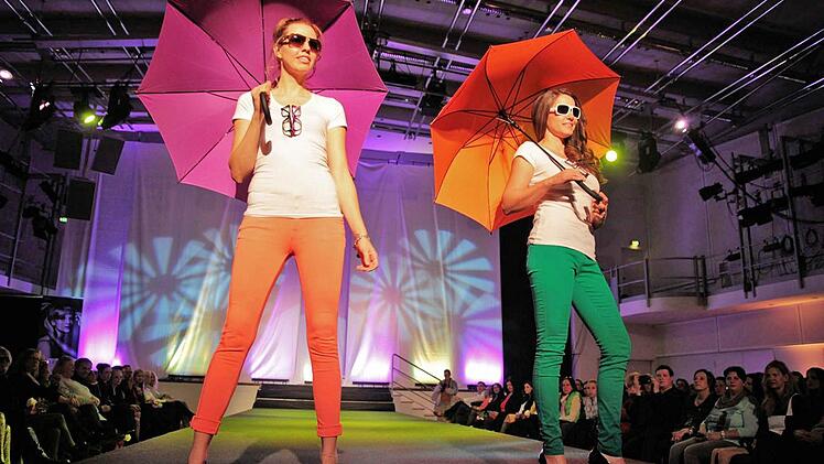 Schrilles, Buntes und Elegantes auf dem Catwalk. Foto: Merzbach