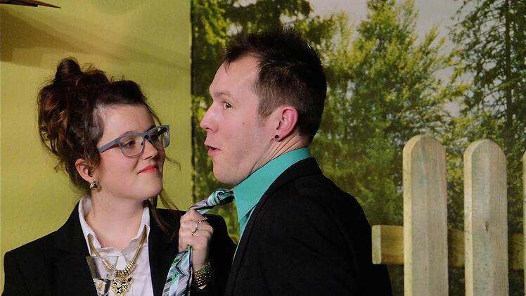 Als zähe Verhandlungspartnerin mit dem Bürgermeister (Marko Richter) stellt sich die Bauherrin (Vanessa Reinhart) dar, die das Grundstück unbedingt haben wollte. Foto: Gerd Schaar