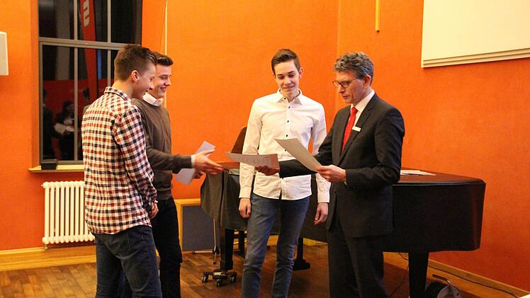 Ohne fremde Hilfe haben sie fast 7000 Euro erwirtschaftet. Die Sieger Louis Piske, Fabian Apfel und Jakob Hartan mit Marketingleiter Rainer Engelhardt. Foto: Dominic Buckreus