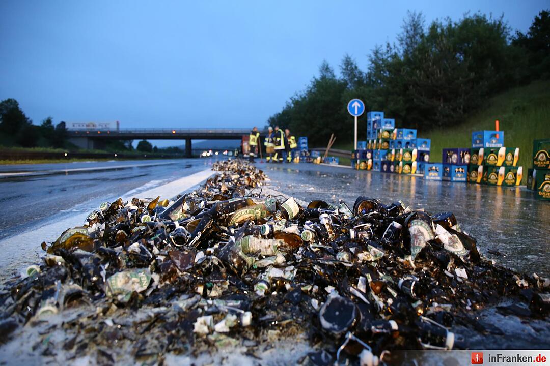 Ladungssicherung bei Getraenkelaster unzureichend - Lkw verliert etwa 200 Bierkaesten auf der Autobahn