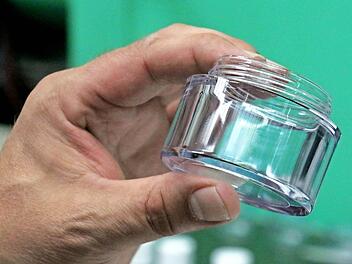 "Eigentlich ein Wegwerfartikel", sagt Christian Abicht über die Kunststofftigel, die bei Hermann Koch Cosmetic Packaging gefertigt werden, dabei sind sie aufwendig gemacht.  Foto: Simone Bastian