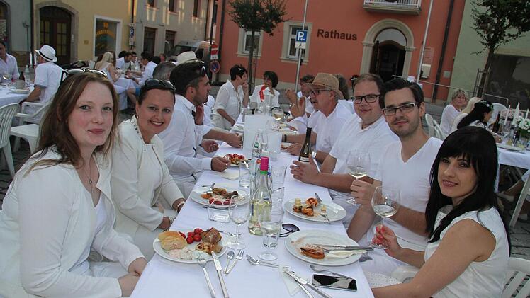 Auch beim Essen haben sich die Picknick-Besucher viel Mühe gegeben. Foto: Sonny Adam