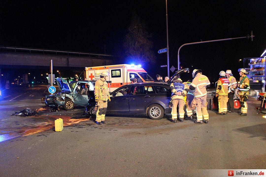 Frontalcrash in Bayreuth: Autos kollidieren - drei Menschen verletzt