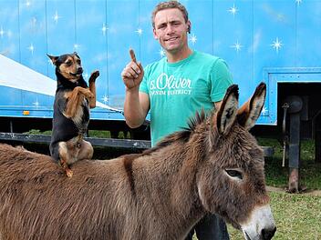 Zirkusdirektor Marcel Frank wirbt für seine lustige Hundedressur.  Fotos: Sigismund von Dobschütz