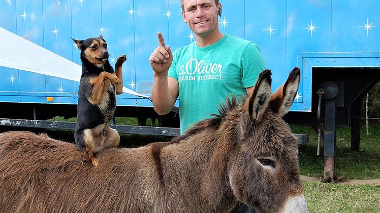 Zirkusdirektor Marcel Frank wirbt für seine lustige Hundedressur.  Fotos: Sigismund von Dobschütz