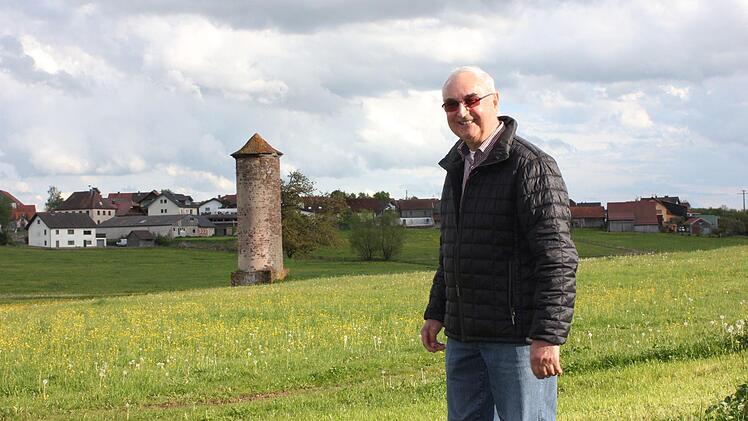 Werner Schaidt vor dem Blauen Turm. Foto: Birgit Will