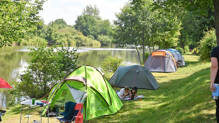Näher am Fluss zelten als auf der Campinginsel geht nicht ... Foto: Ronald Rinklef