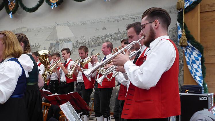 Aufritt am Oktoberfest: (von links) Trompeten: Jonas Eck, Sebastian Schubert, Sebastian Dees, Stefan Seufert, Julian Wahler, Maximilan Haut.Elisabeth Mehn