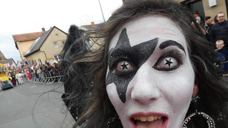 Sand Helau! Auch "Musiker" der Rockgruppe Kiss nahmen am närrischen Treiben teil.