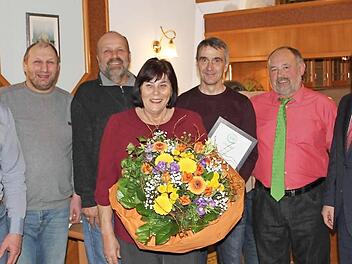 Unser Foto zeigt (v.l.): Kreisobmann Edgar Thomas, Betriebshelfer Paul Seufert, Betriebshelfer Hans Jürgen Pfülb, Geschäftsführerin Brigitte Haas, Geschäftsführer MR Rhön-Spessart-Main GmbH Werner Link, den Vorsitzenden Siegfried Brand und Landrat Thomas Bold. Foto: MR Saale-Rhön e.V.