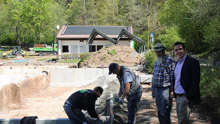 Zufrieden präsentierte Seßlachs Bürgermeister Maximilian Neeb gestern die derzeit größte Freiluft-Baustelle im Stadtgebiet: In Autenhausen hat die Umgestaltung des idyllisch gelegenen, aber veralteten Freibades zum Naturbad "Autilus" begonnen. "Endlich!" sagte Neeb, angesichts des lange Gezerres um die Zukunft des Bades und Finanzierung des Umbaus. Nach Entfernen der Folie zeigte sich, wie dringlich die Sanierung des Beckens ist. Foto: Bettina Knauth