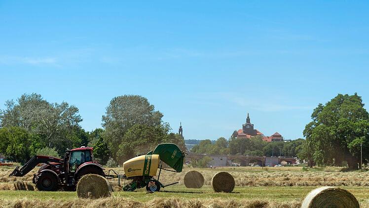 Vom Heuballen getroffen: Ein Landwirt wurde beim Abladen in Strahlungen/Unterfranken schwer verletzt. Symbolfoto: Matthias Rietschel/dpa-Zentralbild/dpa
